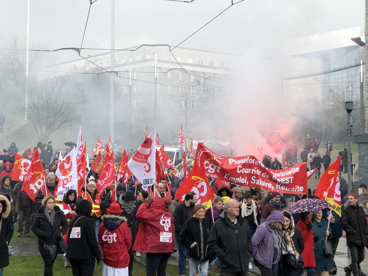 Manifestation contre la réforme des retraites. À Brest, Alors que le cortège des manifestants aborde la rue de Siam, la place de la Liberté est encore pleine. Manifestation contre la réforme des retraites. #reformedesretraites #manif17decembre #Brest