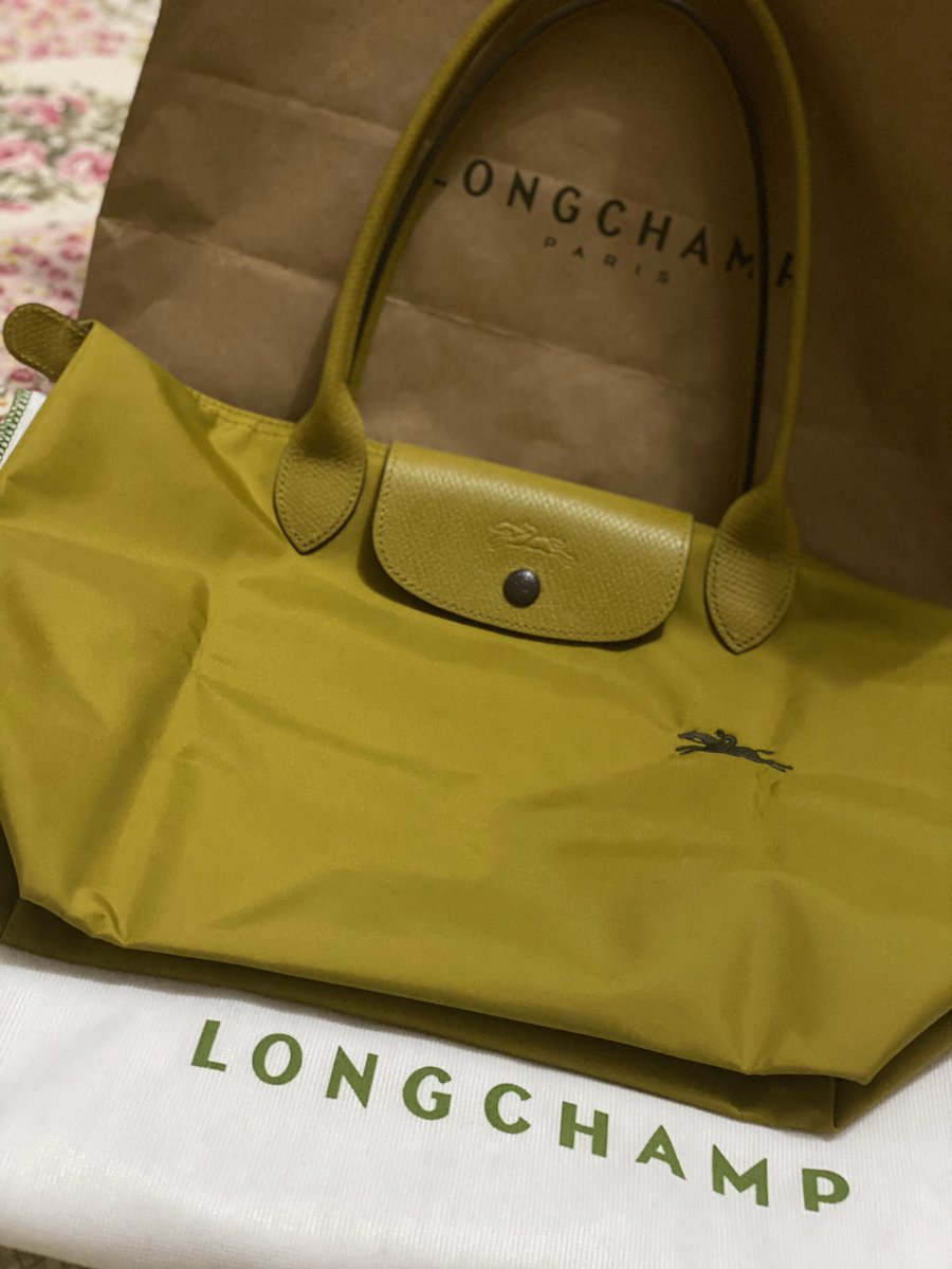 MisiahTaib's tweet photo. Alhamdulillah... I'm touched beyond words. TQSM sis 🥰...”you know who u are” . Moga bertambah rezeki dan sentiasa dalam rahmat & perlindungan ALLAH jua...Aamiin
#longchamp
#nicecolour
#birthdaypresent
#pleasantsuprise
#rezekiAllah https://t.co/VJuz57ekdN