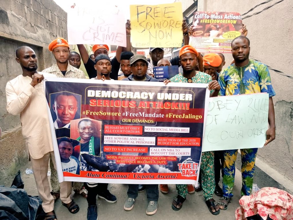 SaharaReporters's tweet photo. FLASH: #FreeSowore Protest In Lagos As Democracy Comes Under Attack In #Nigeria https://t.co/pJZgTFjkvF