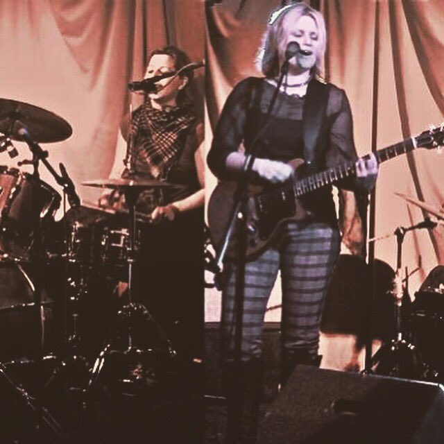 Join us this Saturday when the @whiskeykittensmusic will be with us again from 5.30pm! Get in the Christmas party atmosphere with our craft beers, cocktails &amp; freshly cooked food! 🎸🥁🎅🏼🤶🏼🎊🍻🥂
#livemusic 
#christmasparty 
#streatham 
#streathamhill