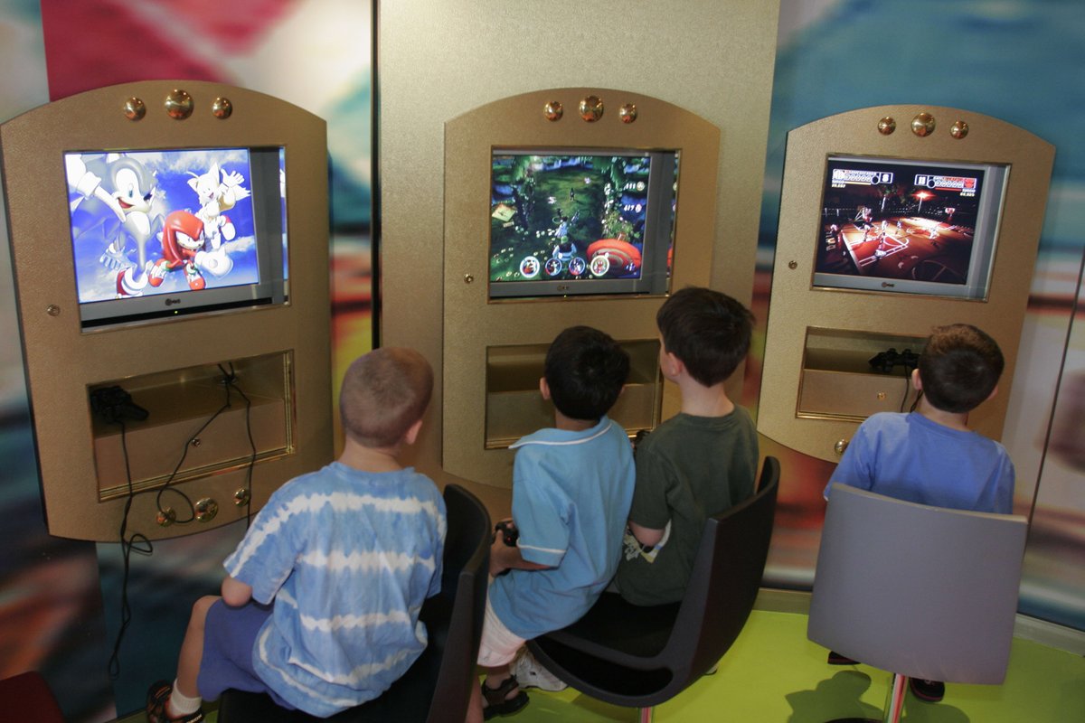 jratey's tweet image. "WHO report warns that adolescents get too little exercise as screen time replaces physical activity in homes across the world" via @CNBC - ow.ly/p5Kx50xBKNt