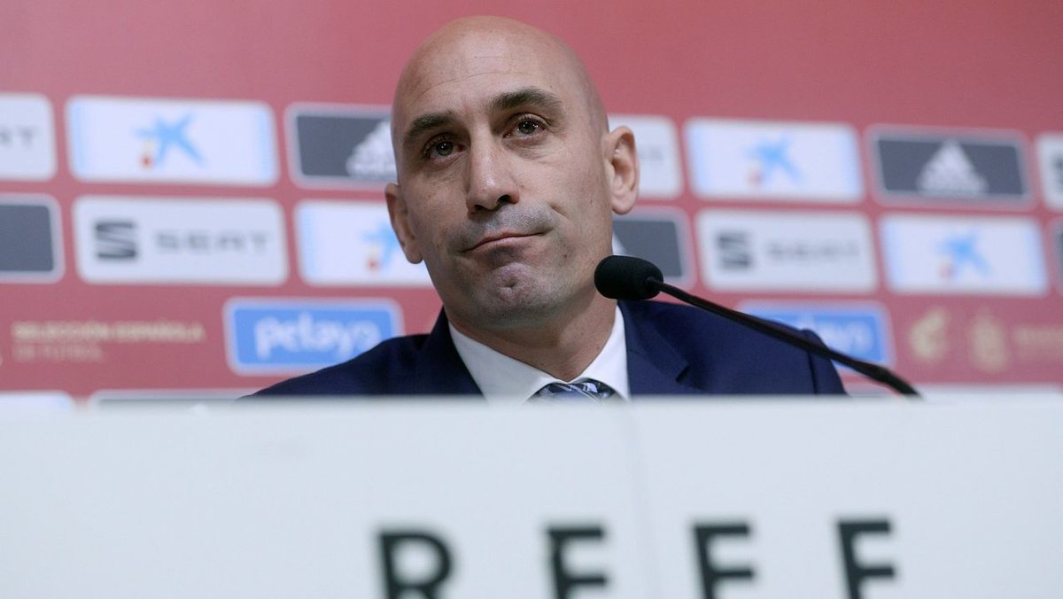 vozdeportes's tweet photo. 💵💵💵 Ingresos de 400.000 euros para Rubiales. 🇪🇸 La asamblea de la federación española aprueba unos presupuestos que permitirán al presidente incrementar notablemente sus ingresos https://t.co/1Rvpjc6U37 https://t.co/OLFMBbY16l