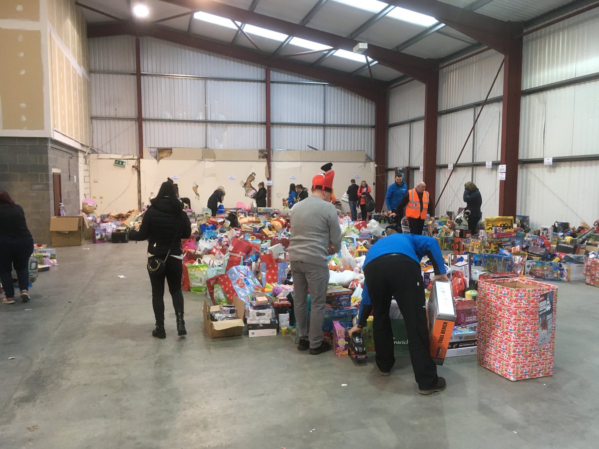 Some of our people swapped one #GreatPlaceToWork for another yesterday.
Following Sunday's #Laffs4Kids shows, they went to the @CashforKidsNE #MissionChristmas warehouse to sort some of the 14,463 presents for delivery.

@metroradiouk <a href="/jasonmarkcook/">Jason Cook</a>