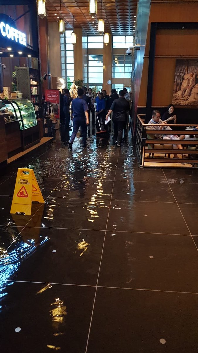 inijengoh's tweet image. graha c*imb banjir, airnya bening banget kaya di Jepang. terima kasih Pak Gubernur.