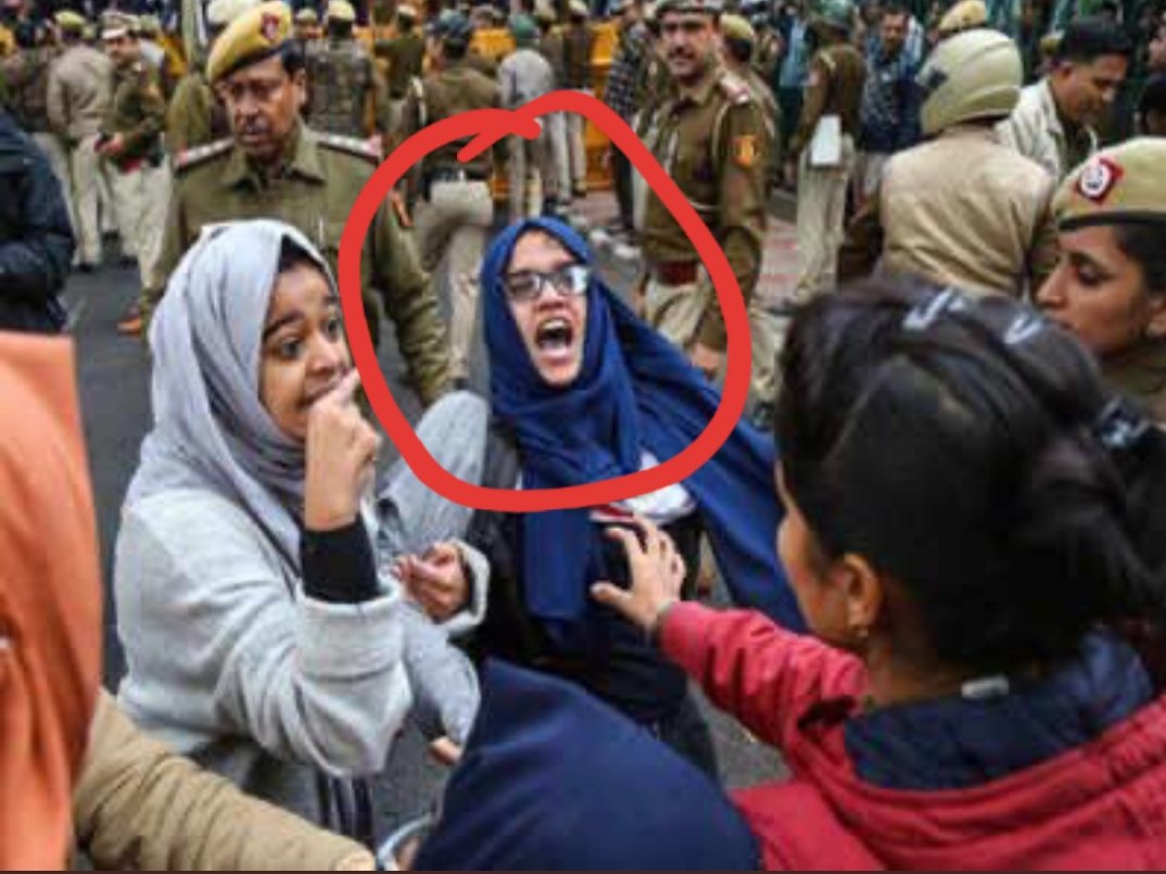 JainCLRanka's tweet image. याकूब की आयशा,जेहादी लदीदा:
 जामिया की स्क्रिप्ट पहले से तैयार :
साथ मे यह भी 👇 
#JamiaMilliaUniversity #SupportCAB 
@SFainclub @ArunRajanBajpai @AjaySengar_ @tiwari_ashish1 @shuklapinku @CantstopulovinM @ibhagwa_n @sir_jenishpatel @jeetensingh @ppagarwal @JibananandaRout