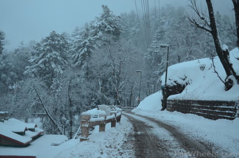 tripkardotcom's tweet photo. Welcome #Snow at Murree🌨️🌨️
View from Elites Hotel #NathiyaGali
 #SnowFalling #Murree #NathiyaGali #Winter #Nature_with_White #musharraf #SpecialCourt #PMLNEconomicCon #ThankYouJinnah #blackdayséxito https://t.co/7zRqPHyqBS