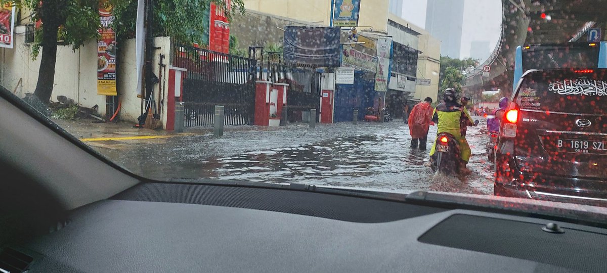 imPluke's tweet photo. Banjir selutut #satrio #macettotal https://t.co/1k0RYKnd1J