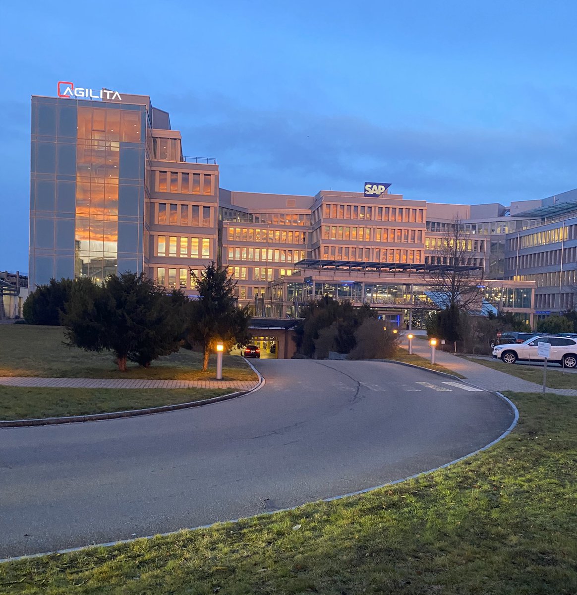 For all of you who thought winter mornings in Zürich are grey and dark... think again 😉 this pink sunshine reflected in our building surely proves otherwise! What a great way to start the day! #Office365 #tuesdayvibes #TuesdayMorning