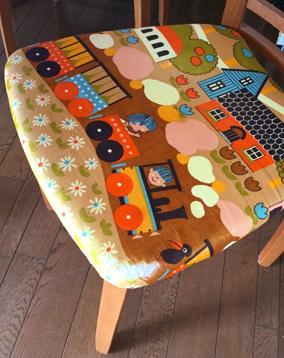 雑貨奥様 Auf Twitter イスの座面の破れ 2脚分直しました この座面の生地 北欧ヴィンテージ が気に入っていたので 残りの生地を被せて縫って張り直しました なんとか無理のない感じに柄合わせ出来たかな でも次破れたら別の生地にしないとね Diy イスの