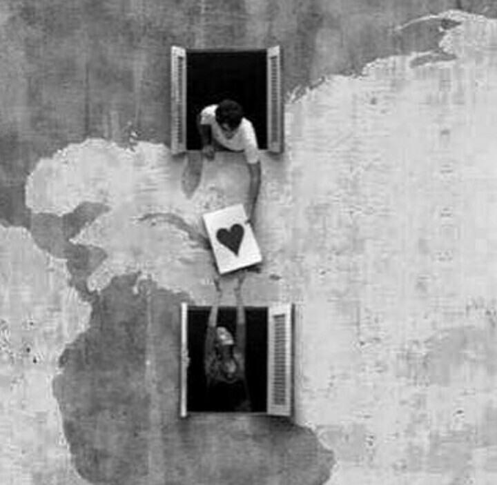 "Dove ci sono ostacoli
 da superare
 c'è un grande amore
 da vivere."