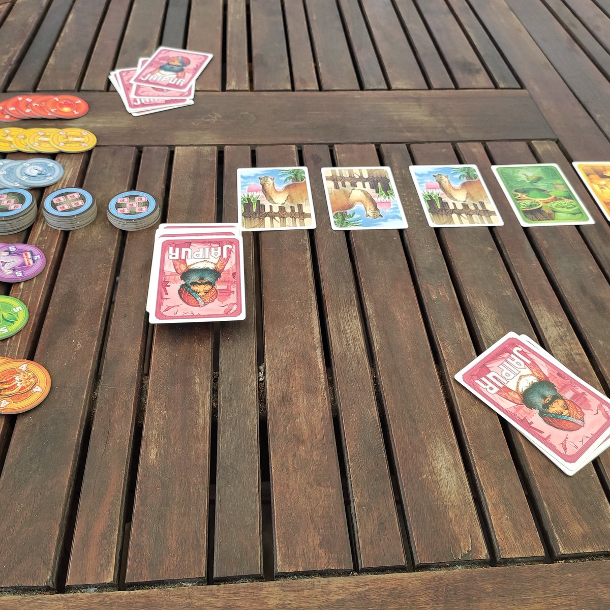 DonjonsC's tweet image. Prêts pour une petite partie de Jaipur ce midi ! Mise en place et partie rapide, c'est un jeu en duel, facile à prendre en main qu'on a vite adopté. 

Et qui laisse la place à de petites stratégies quand même pour embêter gentiment son adversaire 😎😇

#j2s #boardgames