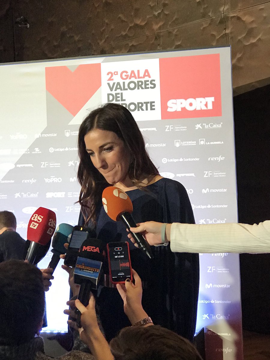 Se premiaban Los VALORES del Deporte... y bien podían habernos representado a todas nuestras #guerreras 🤩 pero aún no habían aterrizado.
Señoras y Señores, admiración absoluta por cada una de estas mujeres 💪🏻
Gracias <a href="/diariosport/">diariosport</a> ❤️
#GalaValoresSPORT #WomenPower @apeleteirob