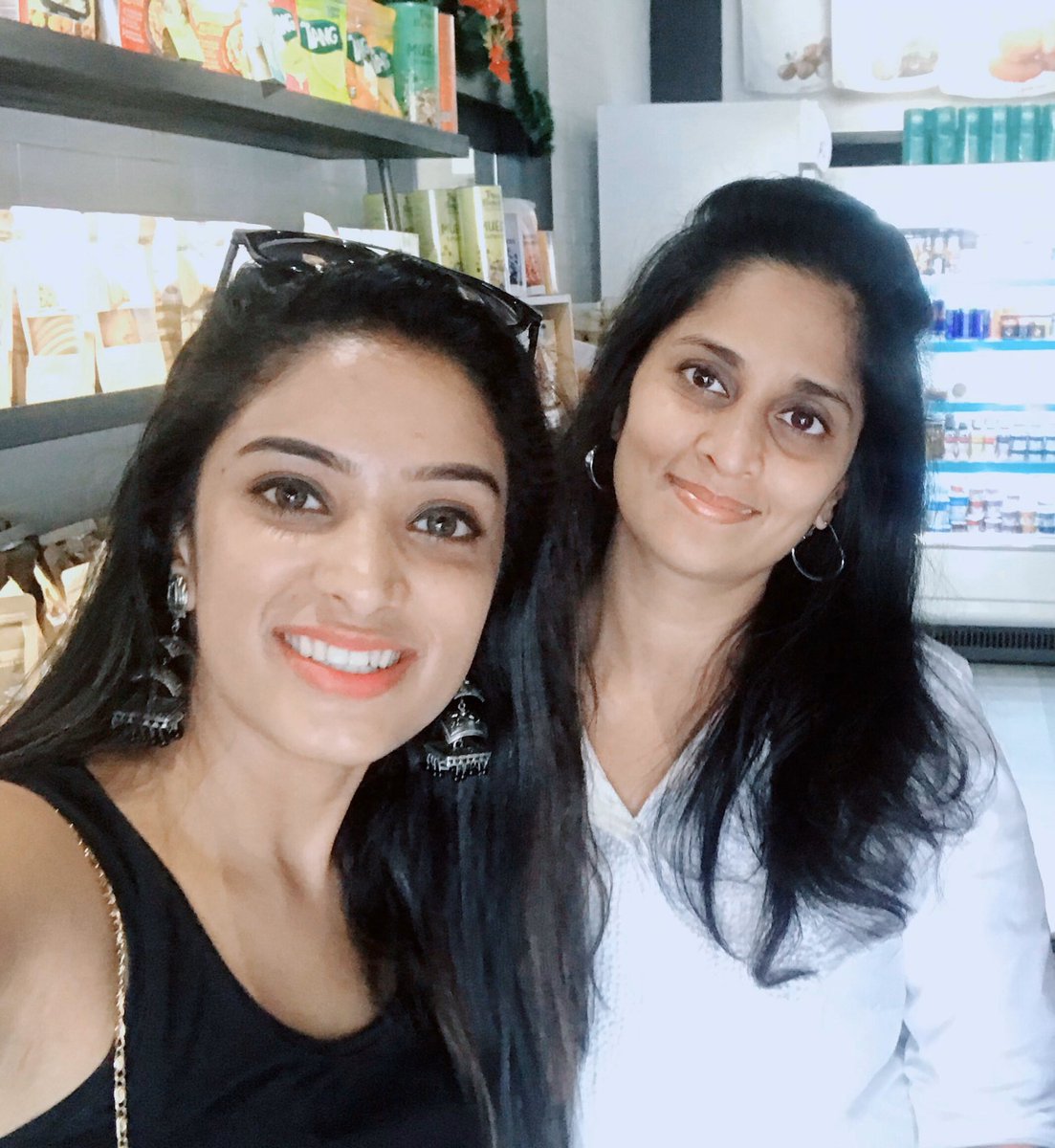 Thalafansml's tweet photo. Shalini Mam With @vj_diya Latest Picture 🥰 #Valimai https://t.co/wnunXmCmNL