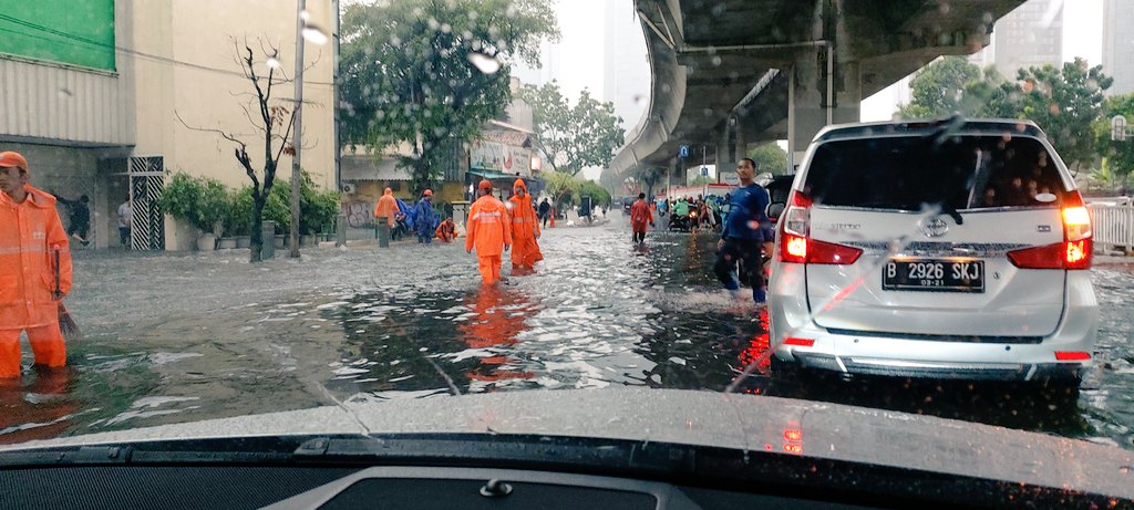 imPluke's tweet photo. @TMCPoldaMetro Banjir Selutut #Satrio #macetsatrio https://t.co/0hPJKoCYqt