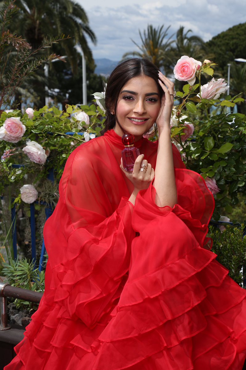 sonamakapoor's tweet photo. A Trio of Emotions, Happy Chopard Trio. Felicia Roses, lemon Dulci and Bigaradia
#HappyChopard #ChopardLovesNature #ChopardParfums #LemonDulci #FeliciaRoses #Bigaradia https://t.co/L96YNSEm5q