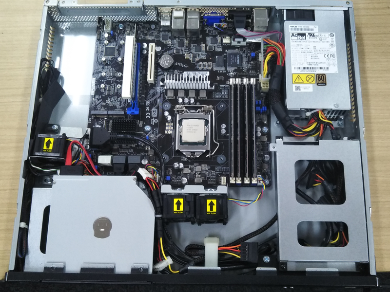 dospara_web's tweet photo. 新発売した法人向けサーバーのご紹介です💾!
【THIRDWAVE Pro SERVER X1112】
・Intel Xeon E-2100シリーズ搭載、最大6コア・12スレッド
・メモリ最大64GB!
・奥行約38cmのコンパクトな1Uラックマウント型
https://t.co/k6vyNEMH65 #TWPro #法人向けサーバー https://t.co/Q6f9oOcqki