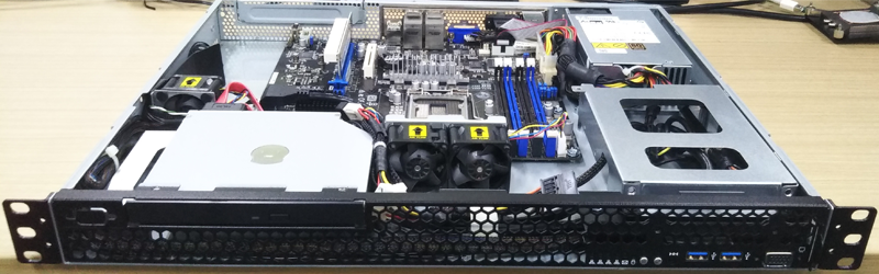 dospara_web's tweet photo. 新発売した法人向けサーバーのご紹介です💾!
【THIRDWAVE Pro SERVER X1112】
・Intel Xeon E-2100シリーズ搭載、最大6コア・12スレッド
・メモリ最大64GB!
・奥行約38cmのコンパクトな1Uラックマウント型
https://t.co/k6vyNEMH65 #TWPro #法人向けサーバー https://t.co/Q6f9oOcqki