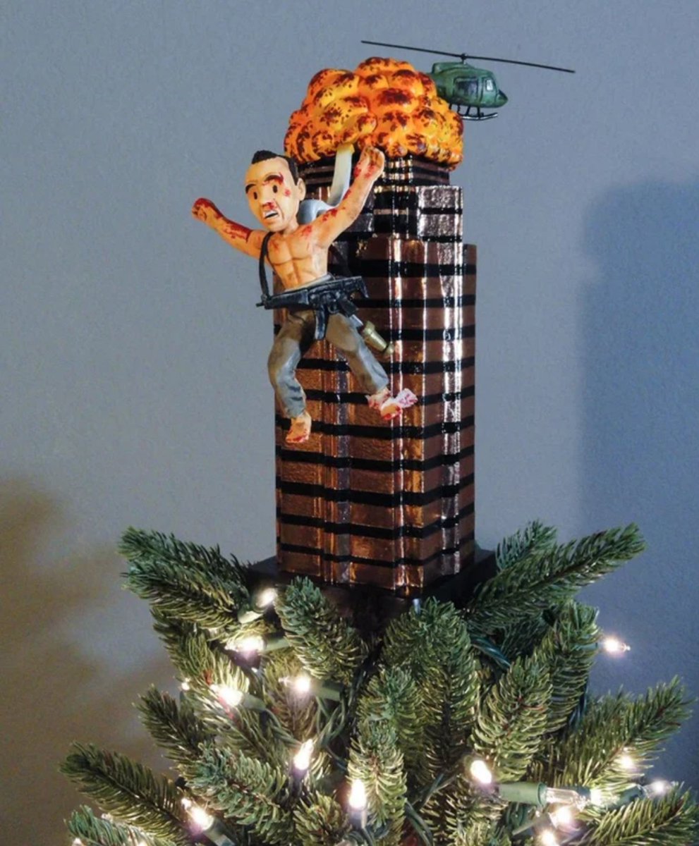 FForEffort1's tweet photo. Now that's the best tree topper I've ever seen! 👏 https://t.co/9FqH97sjOP