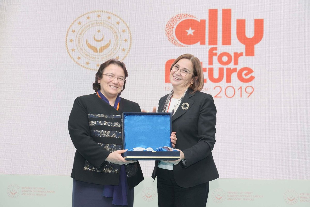 genckagider's tweet photo. KAGİDER Başkanı @emineperdem , T.C. Aile,  Çalışma  ve Sosyal Hizmetler Bakanlığı  tarafından  düzenlenen  #ALLY4Future programında genç kadınlar ile bir araya gelerek "Sosyal Değişim için Kadın STK'lar" temalı oturumda KAGİDER çalışmalarını paylaştı. @ailevecalisma https://t.co/IRJlKgjZEn