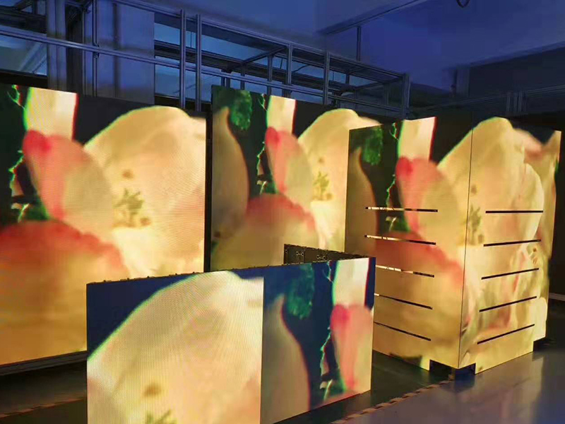 EsdlumenLED's tweet image. #LEDDisplay #ShelfScreen
These screens are specially customized for our client! With the gaps between the screen, this kind of screen can embed the shelves in it. Different from other shelf screens, it can easily integrate the products into the display contents of the screen.