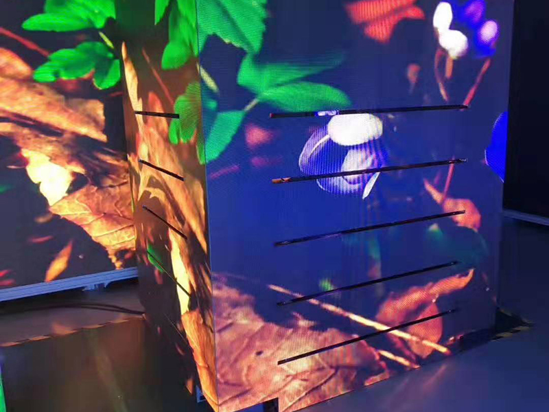 EsdlumenLED's tweet image. #LEDDisplay #ShelfScreen
These screens are specially customized for our client! With the gaps between the screen, this kind of screen can embed the shelves in it. Different from other shelf screens, it can easily integrate the products into the display contents of the screen.