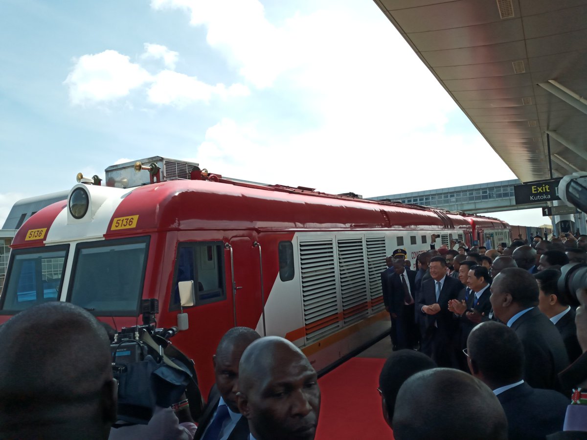 KenyaRailways_'s tweet photo. President Uhuru Kenyatta has flagged off the first Freight train to Naivasha at the Nairobi Terminus.
#rightontrack https://t.co/RcFufOwmba