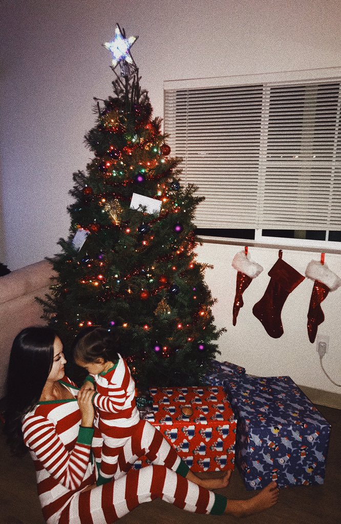 izzzysl's tweet photo. The light of my life💛 Ready for Christmas! https://t.co/vDgcAUBuwA