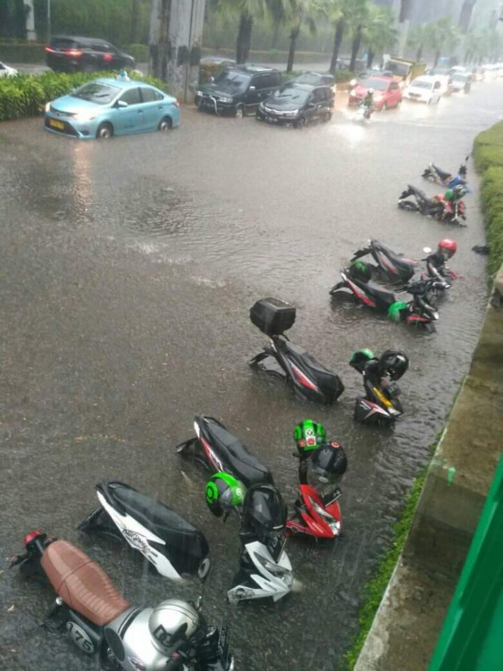 Di mana mana Banjir,. Apalagi daerah Senayan, ....Siapa Lagi yg Di salahkan,. ....Airnya nggak mau nurut