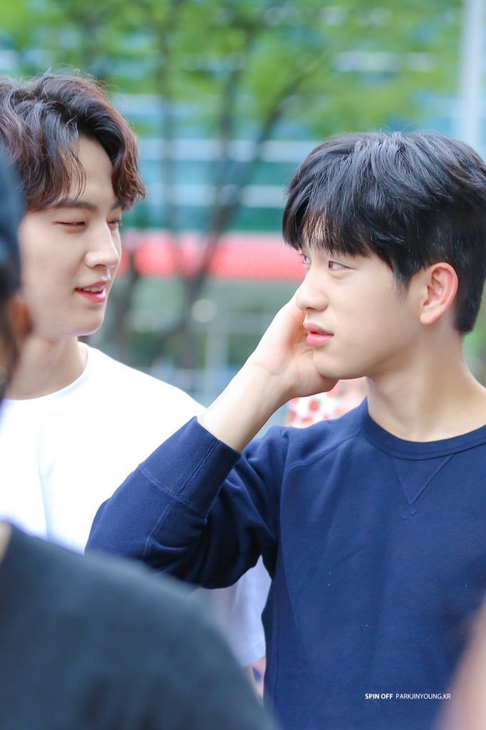 I suddenly want to make a mini thread of how Jinyoung look at Jaebeom... so here it goes...  #JJP  @GOT7Official