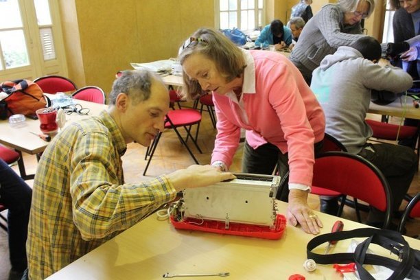 Zehub's tweet photo. #Réparer pour ne plus #surconsommer, le boom des #RepairCafés https://t.co/ovr4vxYHCh https://t.co/lRGsKPMD6f