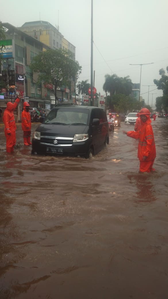 kotajakbar's tweet photo. Membersihkan tali-tali air dan mengatur lalu lintas saat ada genangan di depan pemadam Jalan Tanjung Duren Raya, saat ini sedang disedot oleh mesin pompa mobile yg ada di depan Polsek Tanjung Duren, kondisi mesin hidup.
#PemkotJB https://t.co/5li3K0Ms0v