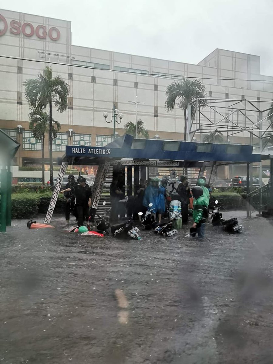 Ada waterboom gratis depan plaza senayan
