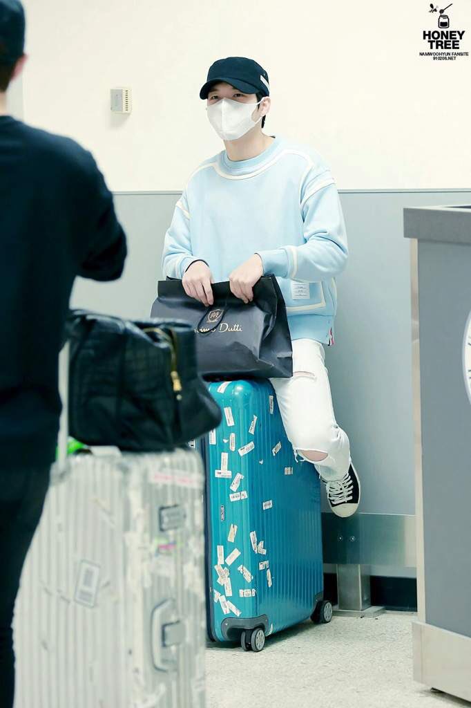 [d-596]smol woohyun and his habit of sitting on his luggage