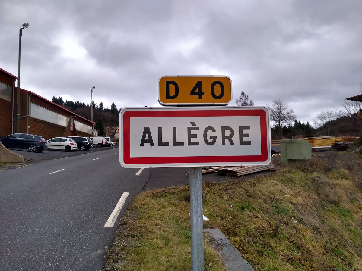 GRAVIEREF's tweet photo. La fibre  #FTTH désormais à Allègre pour 471 foyers, réunion d informations publique hier soir en présence de Mr Meyssonnier maire et @marieagnespetit présidente de la régie Auvergne numérique.
Un bon moment d échanges autour du numérique.
#ATHD #ORANGE https://t.co/DQdR6SSvWs