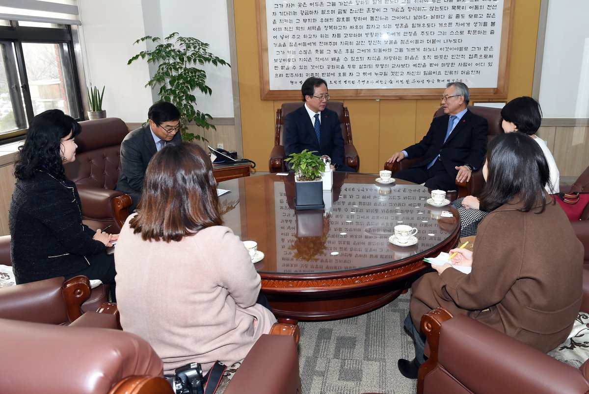 newsbusancom's tweet image. #뉴스부산 newsbusan.com/news/view.php?… #부산광역시교육청 #부산사회복지공동모금회 는 12월 17일 오후 2시, 교육감실에서 김석준 교육감과 신정택 회장, 교육청과 공동모금회 관계자 등이 참석한 가운데 &apos;사랑의 날개달기 #난치병학생 돕기 성금&apos; 1억8,880만원 전달식을 가졌다.