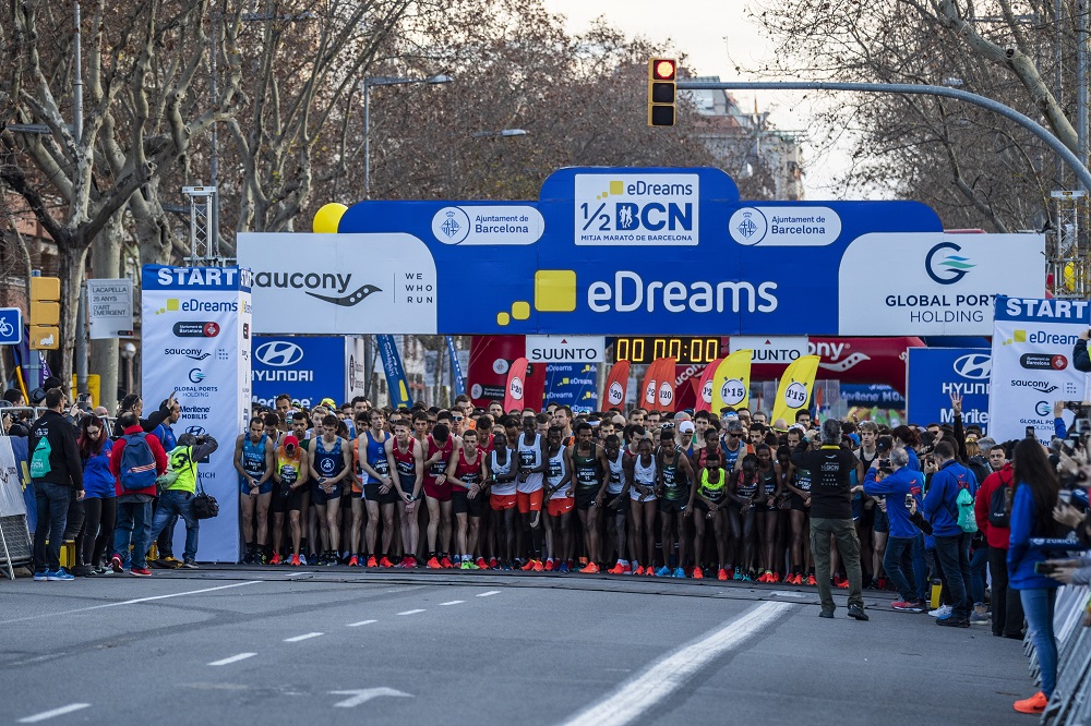 Runedia's tweet photo. Ya tenemos el ganador del sorteo Corre la @mitjabarcelona 2️⃣0️⃣2️⃣0️⃣ con @SauconySpain ❗️
Averigua si eres tú el ganador@➡️https://t.co/uFEyB4R5J1
#RunningES https://t.co/xPanvFqvGG