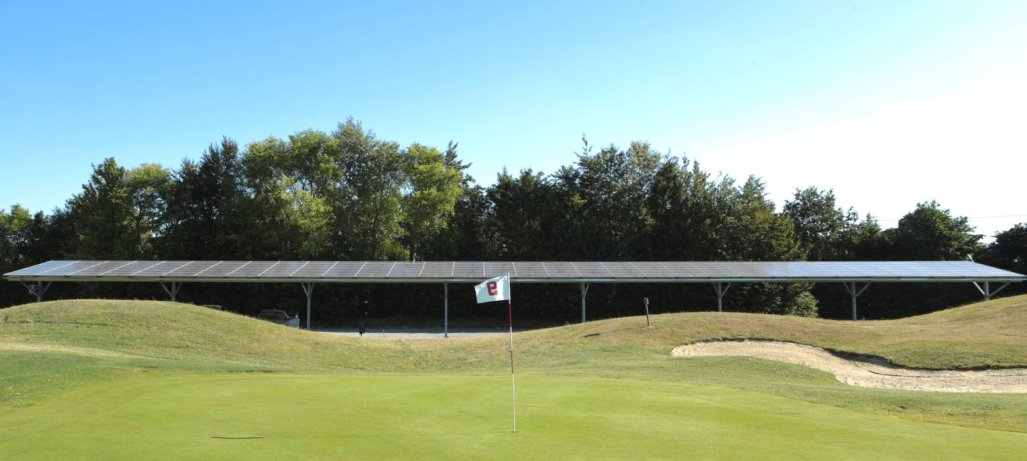 SeeYouSun_'s tweet photo. Présentation des ombrières, installées au Château du Bois-Guy (Parigné | Ille-et-Vilaine).
L’une servant au stationnement des véhicules alors que les deux autres couvrent les golfeurs sur le practice ! ⛳️

#ombrière  #injection #autoconsommation
 #solairedeproximité #seeyousun https://t.co/VIXRsvkXk3