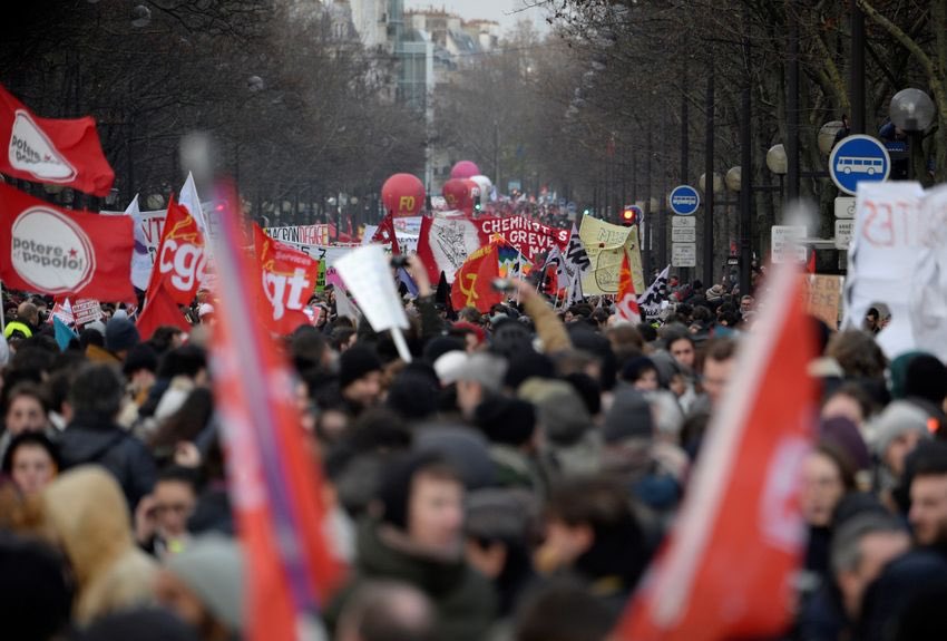 CNEWSLesOFF's tweet photo. 🔴📺 RDV À 11H30 sur @CNEWS

#MIDINEWS avec @SoMabrouk et @ce_beaufort

#reformedesretraites #Greve17decembre #17decembre2019

📌 #GreveGenerale : journée test pour les syndicats 

📌 #Transports : 13e jour de grève 

🚨 Suivez l’actu en direct https://t.co/mSqYNj3Oe5