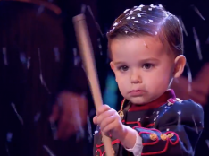 nONsToP_aStUr's tweet photo. En españa La falta del defensor del menor y el pisoteo de leyes tanto por sus padres como por la tv .. Deja mucho que desear . #HugoMolina, tres años, se convierte en el ganador más joven de '#GotTalent' a nivel mundial y el Papa quiere conocerlo https://t.co/BPkEzkzCb2