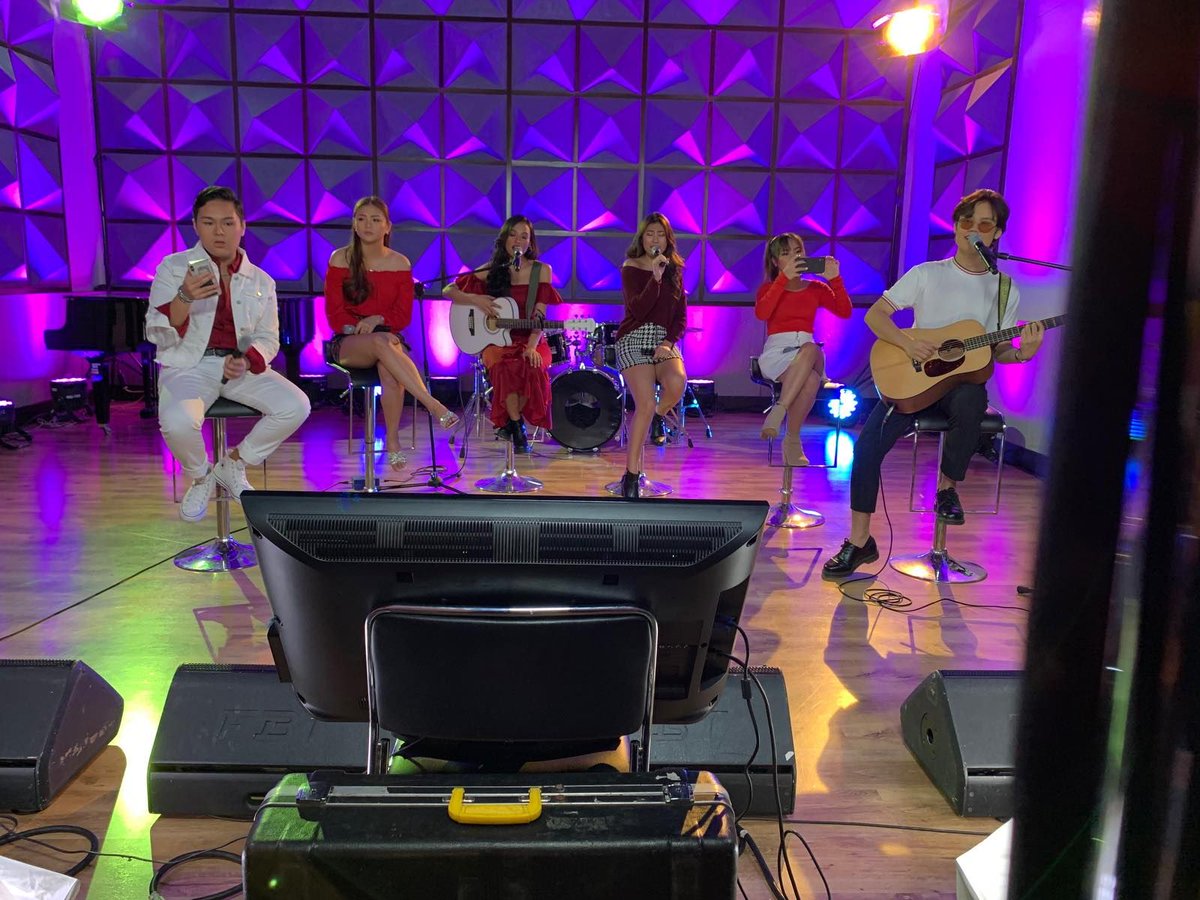 OneMusicPH's tweet photo. Sound check! Ready na ba kayo para sa #OneMusicLIVEXmas2019?

Abang abang na! Show starts st 7PM on One Music PH! https://t.co/T0wqTuPVZZ