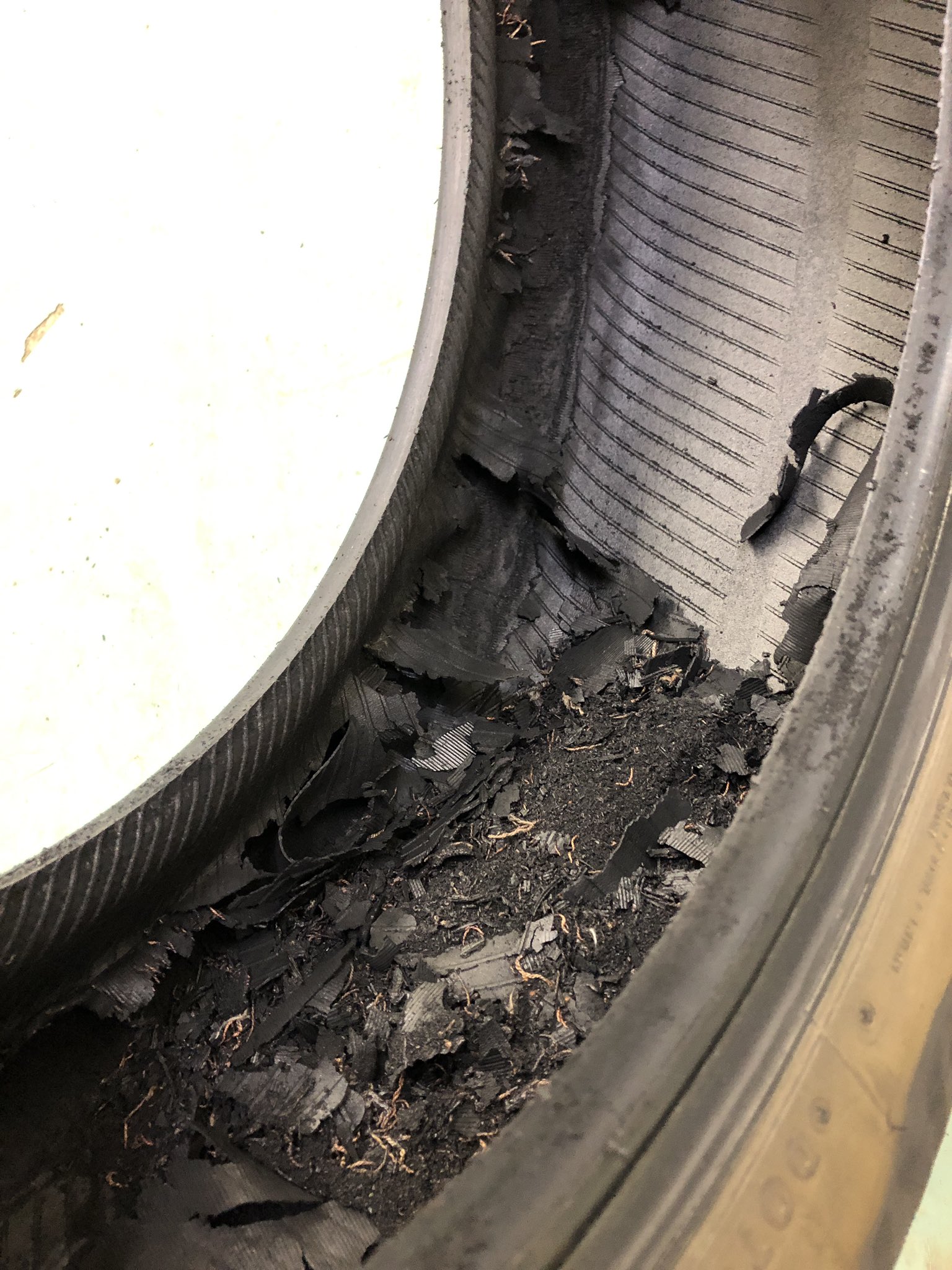 オートバックス氷見店 富山県 氷見市 Di Twitter 今日の一コマ よくパンクしたまま走行し サイドのロゴが削れただけなので修理して欲しいとご依頼を受けますが バラしてみると 横を潰して走行された場合は新品交換をおすすめしております タイヤ交換 パンク修理