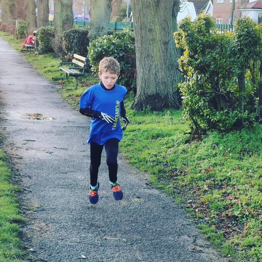 freddie_conlan's tweet photo. Today I was back @surbsjnrparkrun I came third in a time of 8:46 on a very muddy course.#DownsendSport #DownsendSchool #TheOCRBoys #OCRBoys #dryrobe #AkumaFamily #Inov8 #Kitbrix #spartankidsuk #ocrboyfreddie #ThisKidRuns #DolphinKick #triathlon #HowWeTri #TeamKit #KidsTriKit https://t.co/wgJ9jmuBeQ
