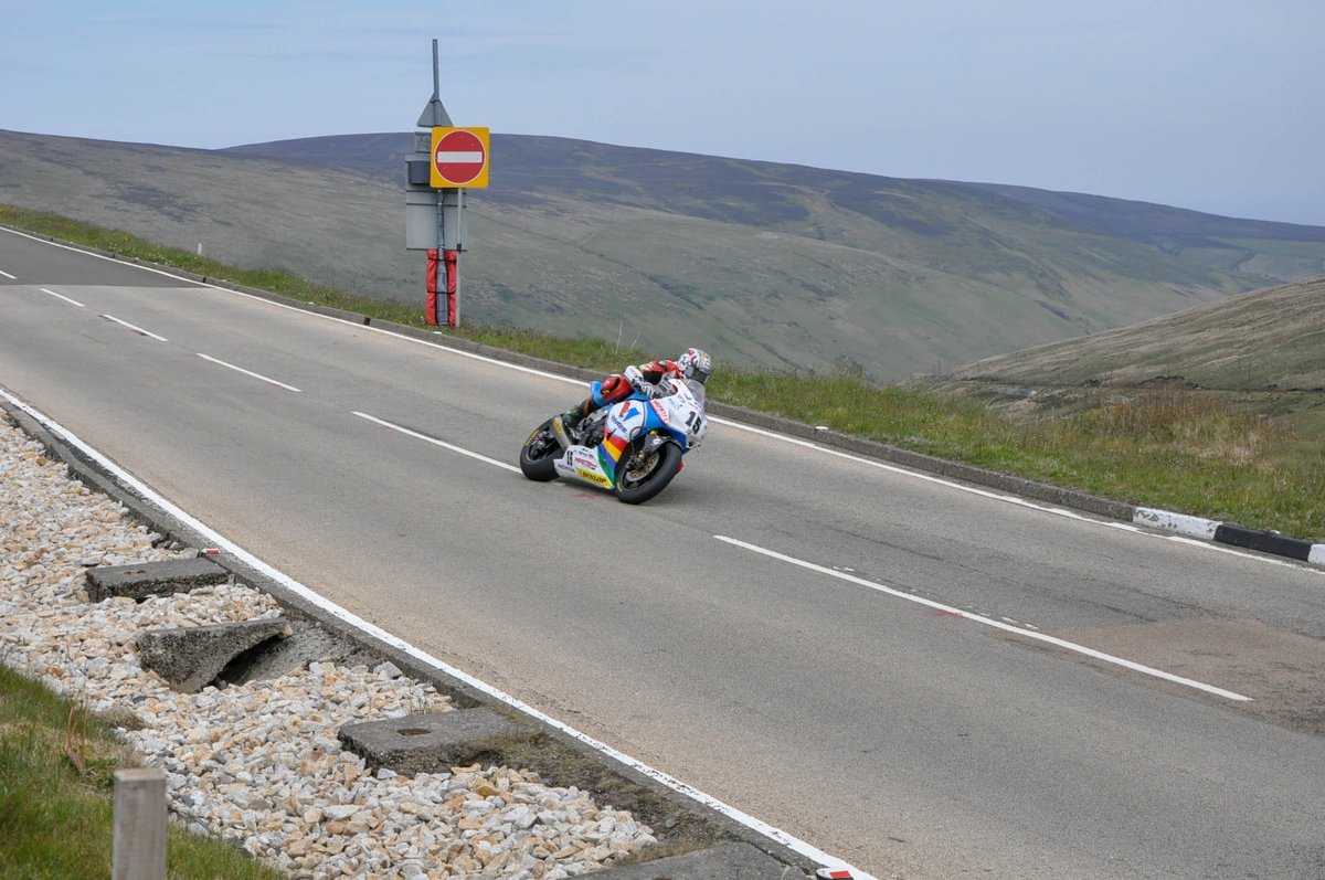 db64_david's tweet photo. #DanKneen #RIP #SeniorTT #TT2015 @MotofestIOMTT @moto_republic @Gilo46 @ArcherHeulwen @pureroadracing @irishroadracing @MotoSponsor @stevethomas444 @StevieRRN @LivingRoadRaces @Spekkoek2346 @CM1946OM @bikergroup @IncChain @oneninefoursix1 https://t.co/eHF8f7l6YX