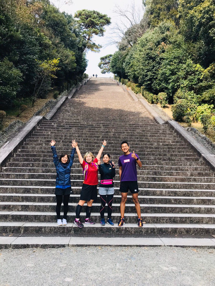 tonton1221's tweet photo. 昨日はRuntrip!
始まる前の階段トレ。
桃山御陵の階段でヒーハーでした。
#runtrip #ktoto #桃山御陵の階段 https://t.co/9JlfKKN312
