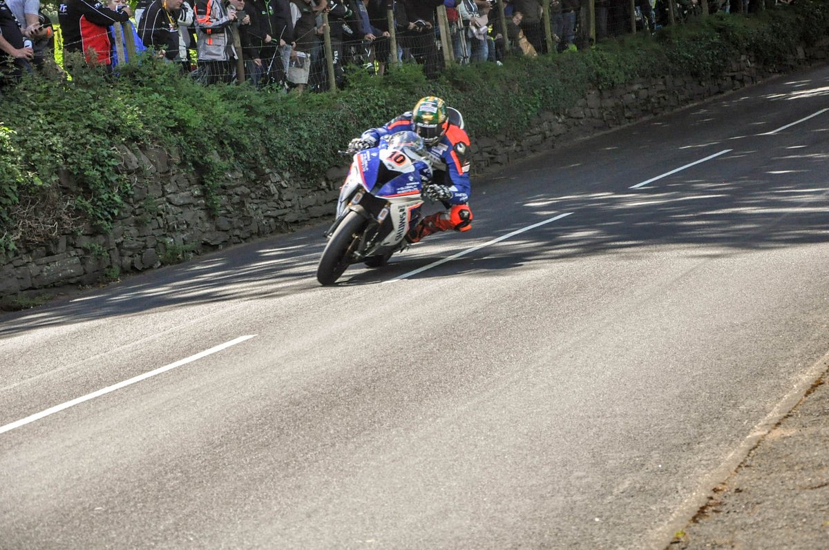 db64_david's tweet photo. #PeterHickman #SeniorTT #TT2017 #Conkerfields @MotofestIOMTT @moto_republic @Gilo46 @ArcherHeulwen @pureroadracing @irishroadracing @MotoSponsor @stevethomas444 @StevieRRN @LivingRoadRaces @Spekkoek2346 @CM1946OM @bikergroup @IncChain @oneninefoursix1 https://t.co/Sg0JsiLhnR
