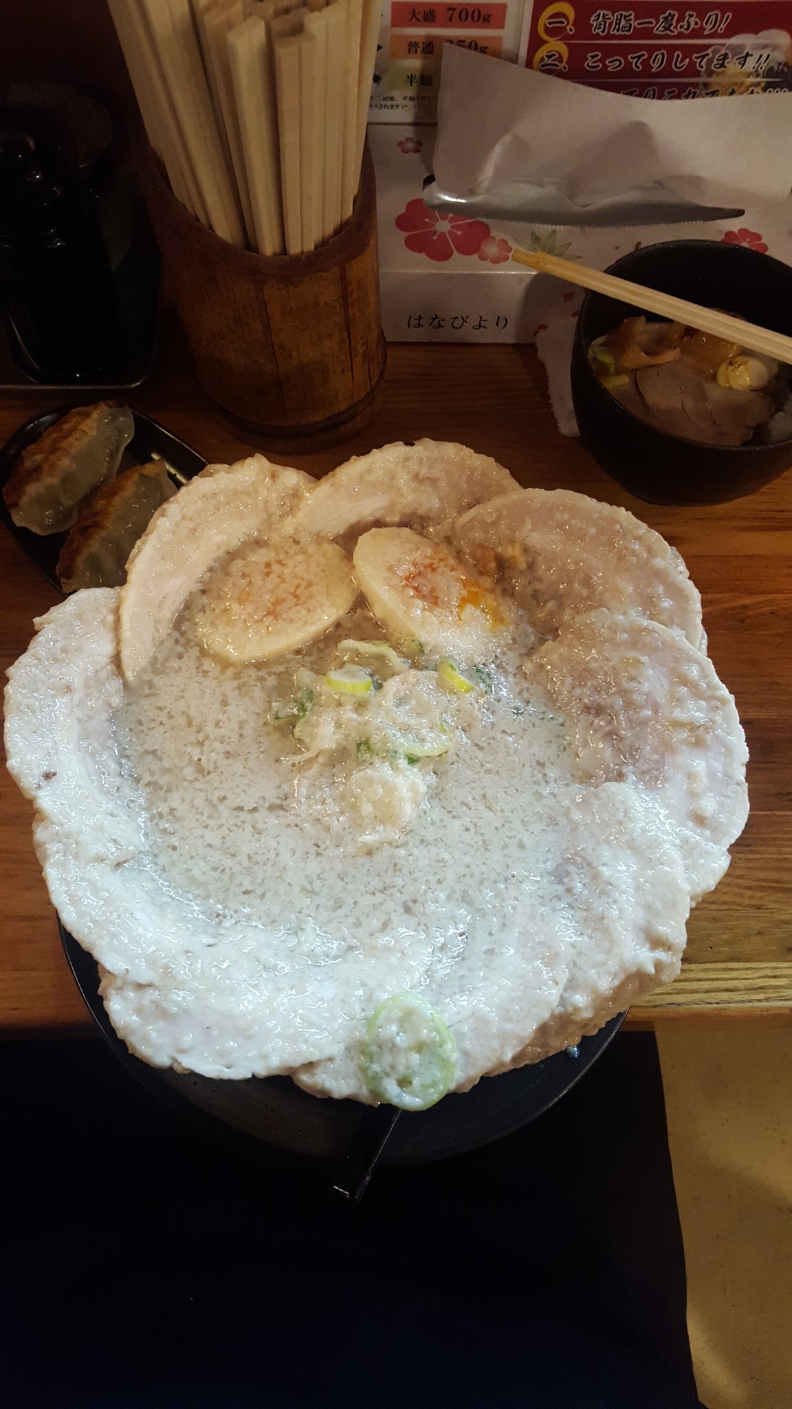 Umaimon Lover 飛騨高山ラーメンもん吉 桐生市 真っ白背アブラ最高 ダブルチャーシュー塩 まあ薄くてもガッツリチャーシュー食べればしっかりはらぱん ビール とチャーシュー と背アブラ 合わない訳がない 本日もゴッソレイ 飛騨