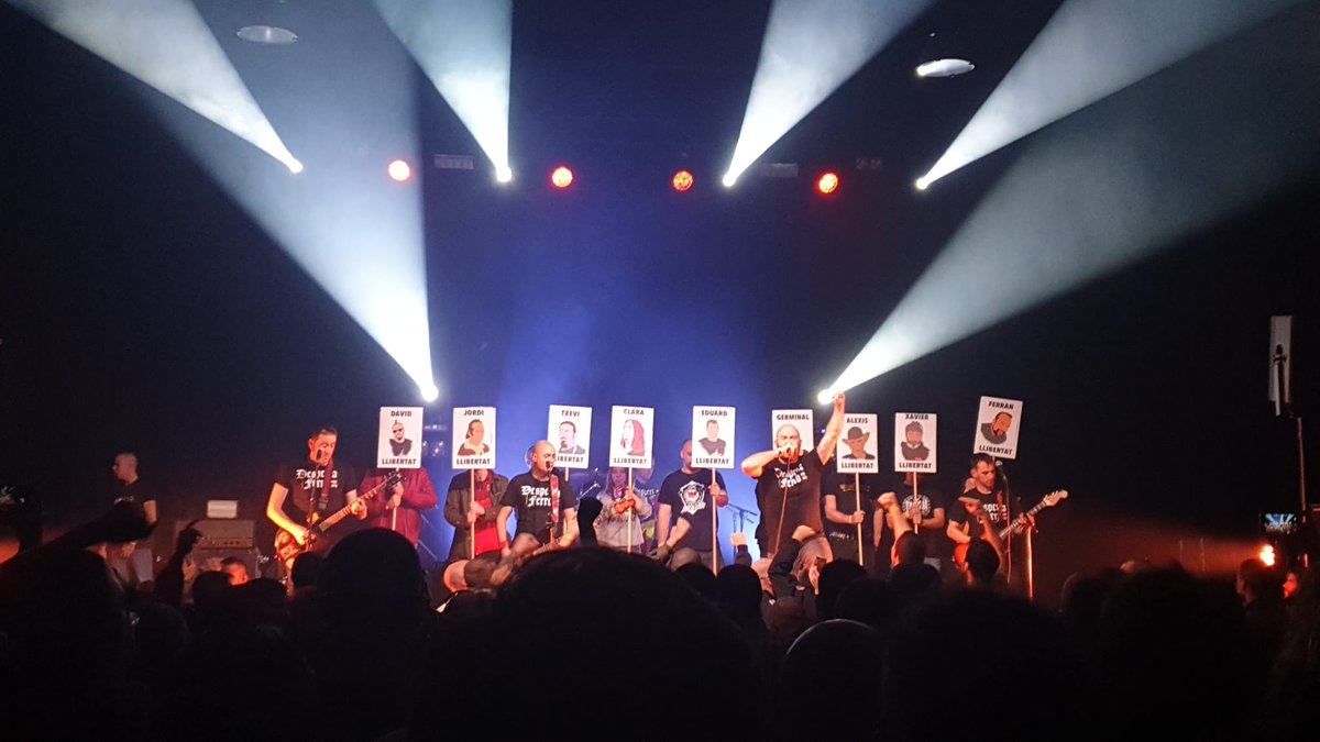 DF_Crew's tweet photo. Moltes gràcies a tots i totes les que ahir ens vau acompanyar al concert dels nostres 20 anys! Va ser una nit inolvidable. Als companys d' @Antifa_14D i @AteneuBarbera per l'organització, a la resta de bandes, al Berni per fer-nos de tècnic, i molt especialment a tota la Crew! https://t.co/ykU2ToctQb