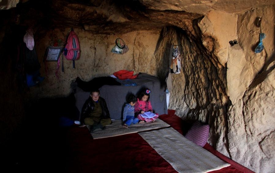 Дом в пещере у китайцев 5. Яодун жилище. Дом в пещере. Афганские пещеры. Жилье в пещере.