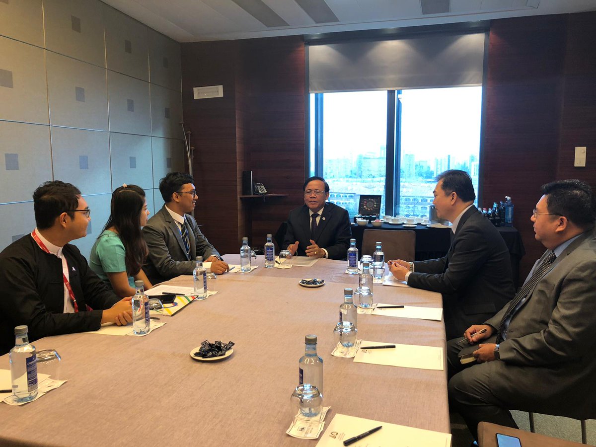 asefedu's tweet photo. Strong #Partnerships since #ModelASEM8 in #Myanmar to #ModelASEM9 in #Spain & onwards. Union Minister for International Cooperation HE Kyaw Tin in dialogue with students Ms Hsu Hnin Eain, Mr Phyo Thura Htay and Mr Linn Htet Aung. #YouthDiplomacy @aseforg @CasaAsia @AsiaEuropeMtg https://t.co/a4mn3RCFTA