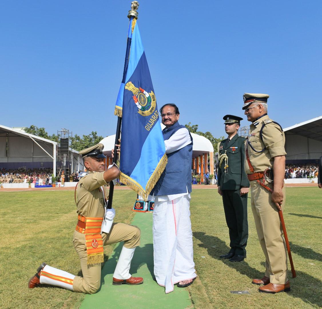 Gujarat Police becomes 7th state Police to be Honoured with Presidential Colours!

@CollectorArvali <a href="/DdoArvalli/">DDO Arvalli Modasa</a>